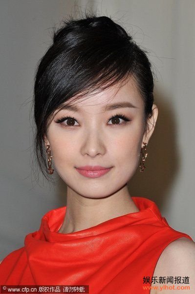 倪妮笑容恬淡