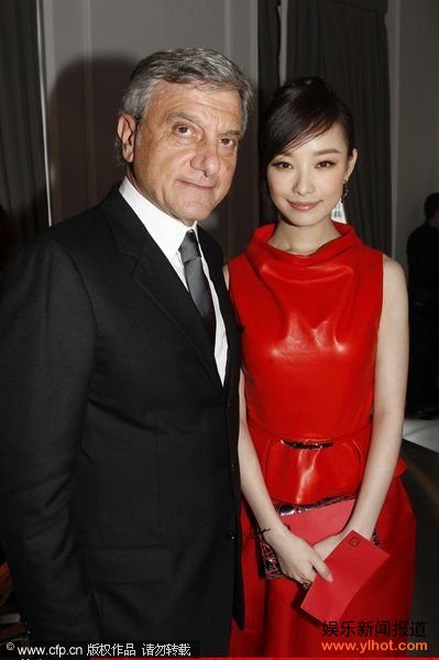 倪妮与品牌高层合影