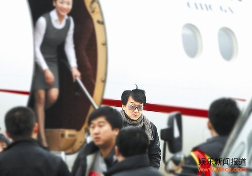 成龙出动私人飞机  社会万象
