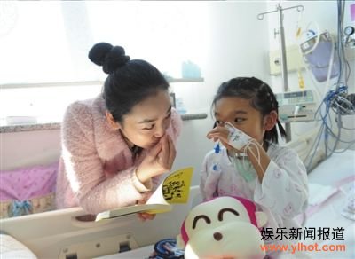 阜外心血管医院的病房里,崔澜馨给小患者带来她喜欢的故事书,与她一起做调皮的表情和动作。  阜外心血管医院的病房里,崔澜馨给小患者带来她喜欢的故事书,与她一起做调皮的表情和动作。