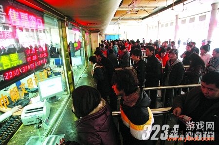 铁路员工与黄牛勾结 无票也能上车网友直呼排队憋屈