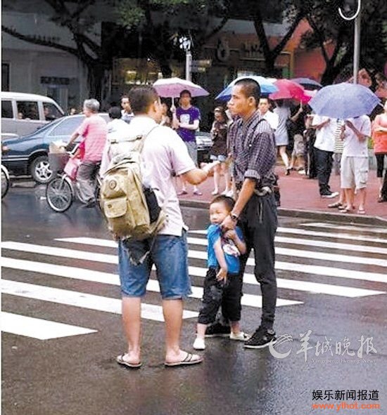 夺刀侠救下4岁男孩